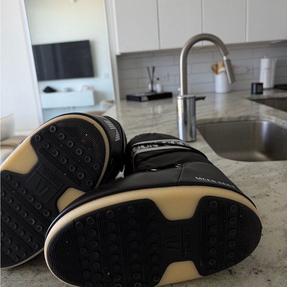 Moon Boots - Picture 3 of 3